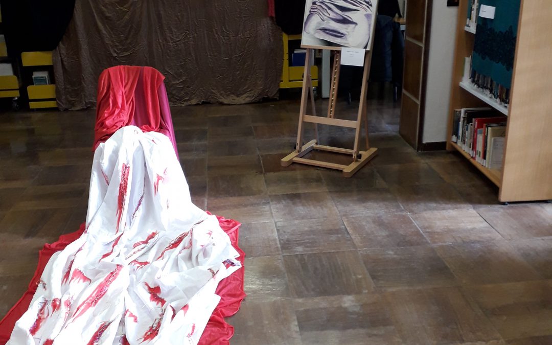 Ricucire le ferite. La mostra d’arte al femminile sul tema della violenza di genere. Arricchita e riproposta il 26 Maggio presso la biblioteca San Marco degli Armeni.